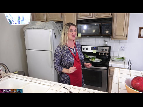 ❤️ Matrigna che lo munge in cucina prima del suo appuntamento ☑ Video di sessoal it.milf-nut-net.ru ❤️